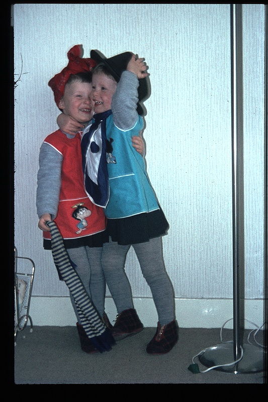 01.Delft mrt 1966 Brigitte,Marion.JPG